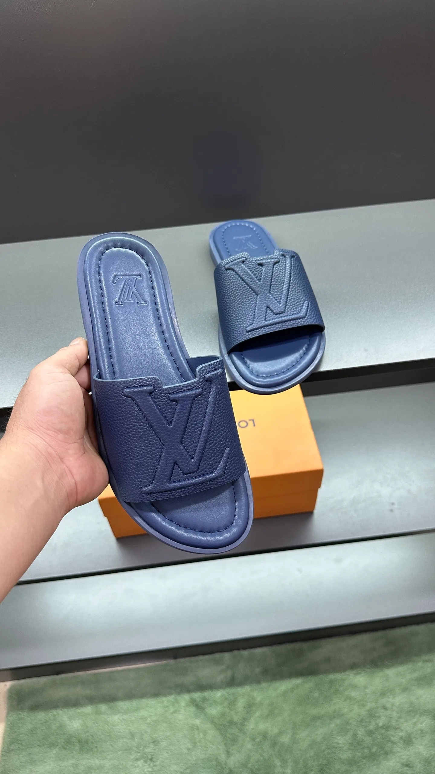 P300 🔍LV Men's Spring and Summer Slippers Counter Synchronization. The uppers are imported cowhide fabrics from Italy, with logo graphics and high-quality craftsmanship. Soles: original soles specially provided by the original factory. Exclusive movable molded soles are super comfortable. Original factory follow-up orders. 🔍🔍High quality. You can enter and leave the counter at will. Welcome to compare. Code number 38-45 No. 058